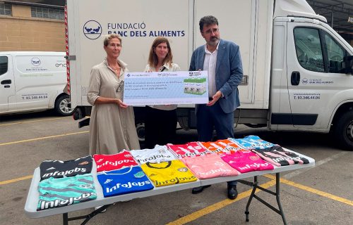 Lluís Salvadó, presidente del Port de Barcelona, haciendo entrega de la recaudación.