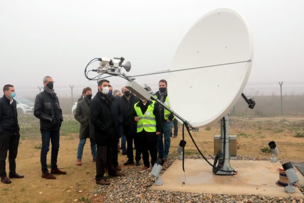 Pla sencer del conseller de Polítiques Digitals i Administració Pública, Jordi Puigneró, davant d'una de les antenes que Asgard Space té a l'Aeroport de Lleida-Alguaire per localitzar satèl·lits, el 18 de desembre del 2020. (Horitzontal)