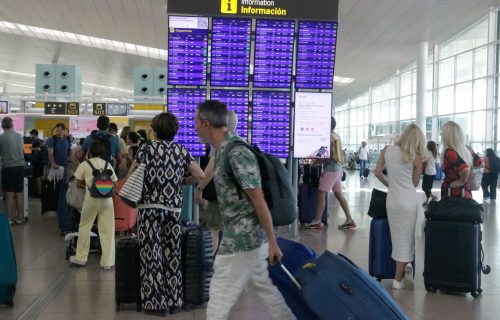 Viajeros en el aeropuerto de El Prat.