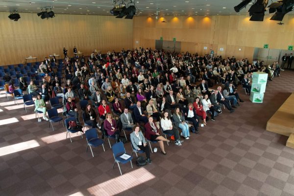 La Lonja de Mar en el momento de recibir el galardón.