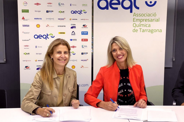 El momento de la firma de acuerdo de colaboración entre PortAventura Events y la AEQT.