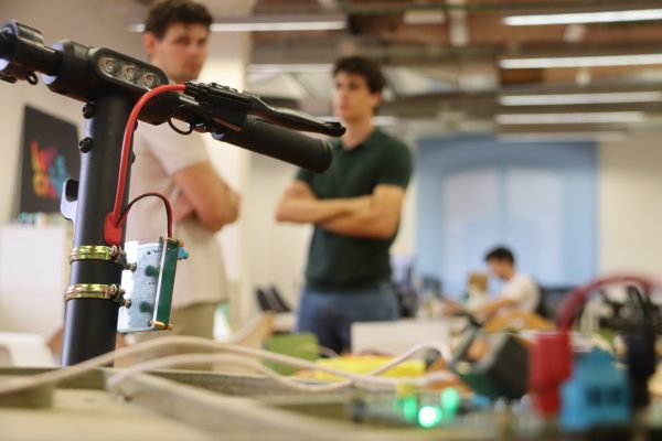La start-up catalana Magnetika quiere revolucionar la carga eléctrica de pequeños vehículos con una tecnología inalámbrica