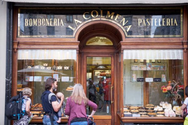 Escaparate de la antigua pastelería La Colmena de Barcelona, buen ejemplo del comercio de proximidad.